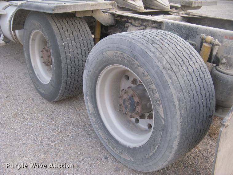 image for item DC2449 2005 Freightliner Columbia semi truck