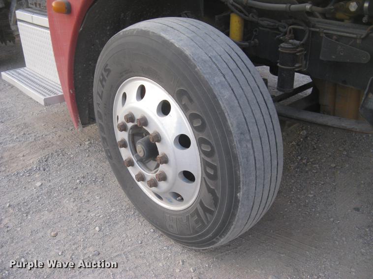 image for item DC2449 2005 Freightliner Columbia semi truck