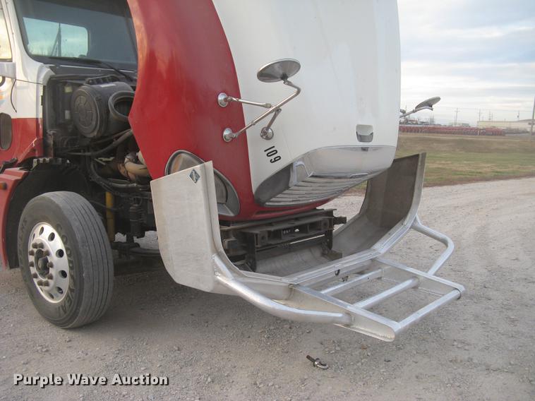 image for item DC2449 2005 Freightliner Columbia semi truck