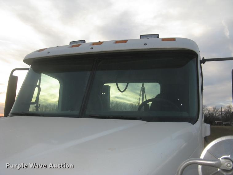 image for item DC2449 2005 Freightliner Columbia semi truck