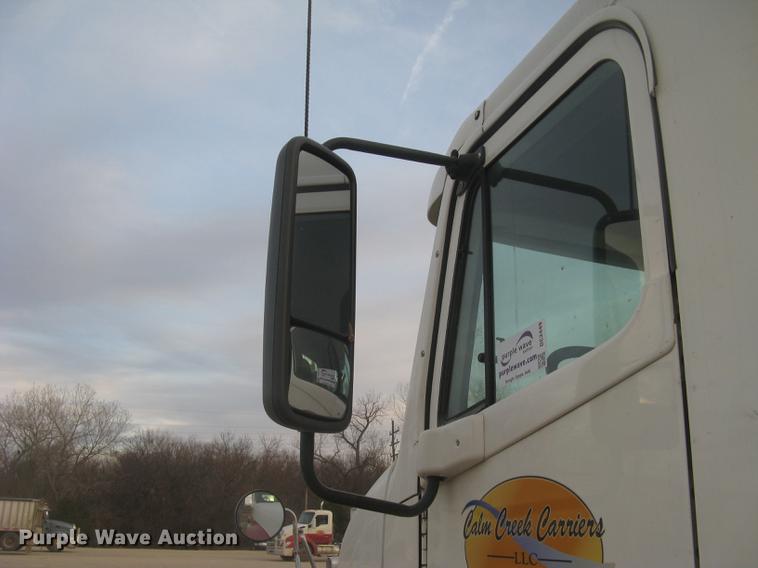 image for item DC2449 2005 Freightliner Columbia semi truck