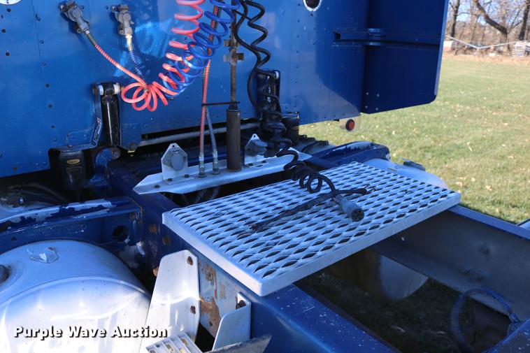 image for item DC3584 1996 Peterbilt 377 semi truck