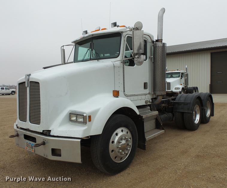 image for item DC4746 1995 Kenworth T450 semi truck