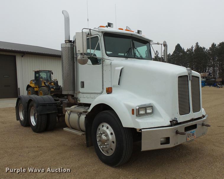 image for item DC4746 1995 Kenworth T450 semi truck