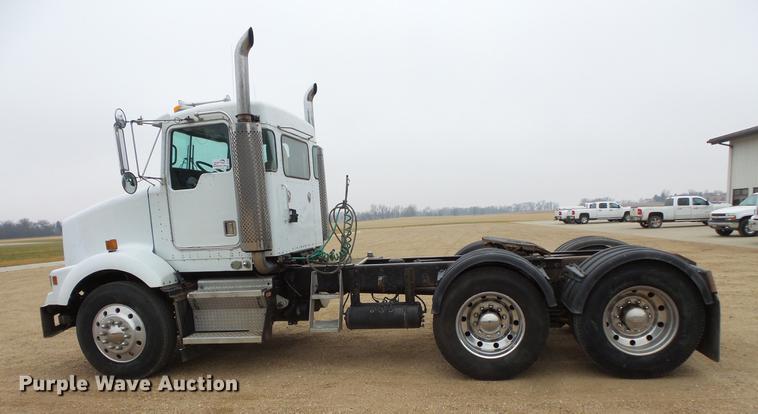 image for item DC4746 1995 Kenworth T450 semi truck