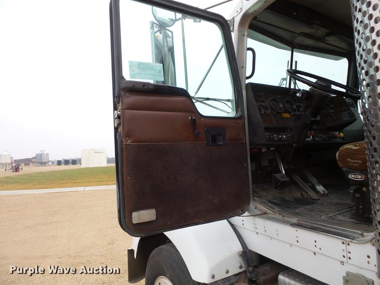 image for item DC4746 1995 Kenworth T450 semi truck