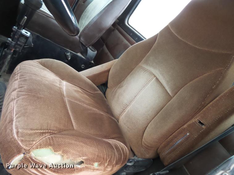 image for item DC4746 1995 Kenworth T450 semi truck