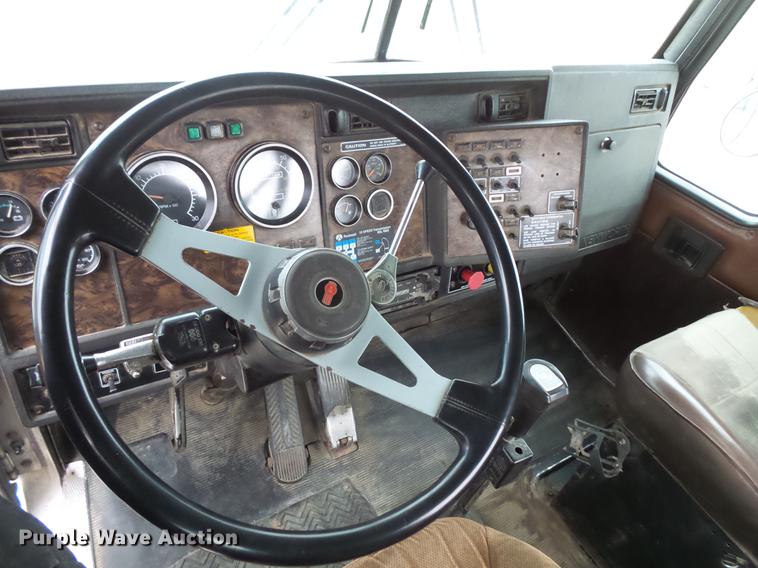 image for item DC4746 1995 Kenworth T450 semi truck