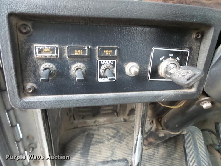 image for item DC4746 1995 Kenworth T450 semi truck