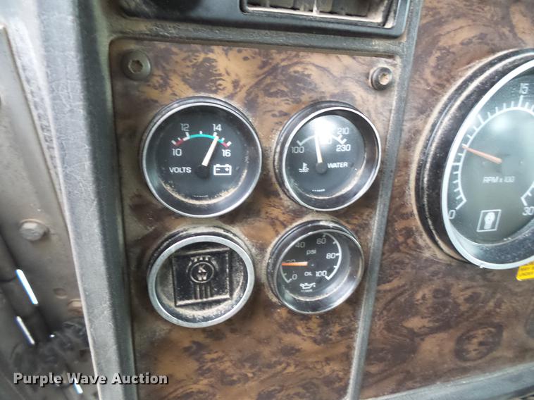 image for item DC4746 1995 Kenworth T450 semi truck