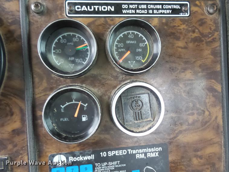 image for item DC4746 1995 Kenworth T450 semi truck