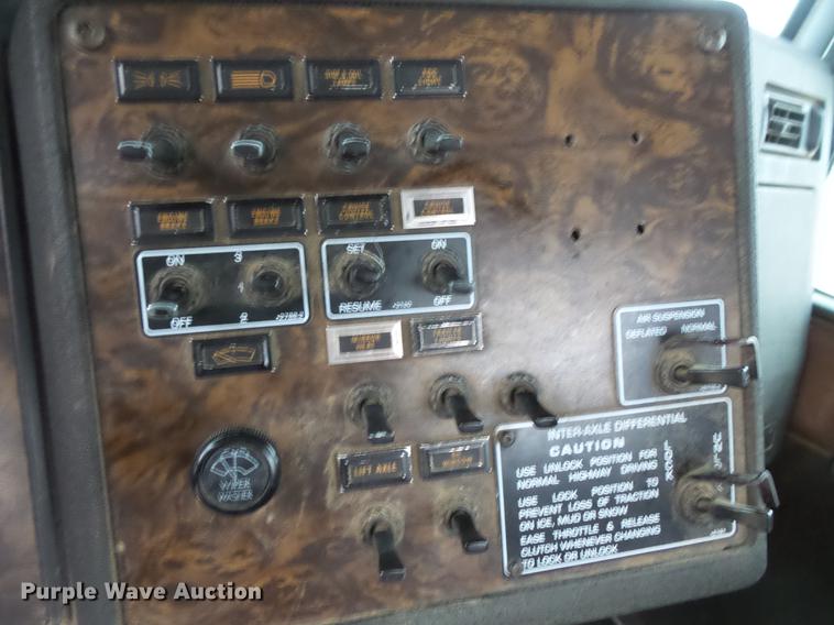 image for item DC4746 1995 Kenworth T450 semi truck