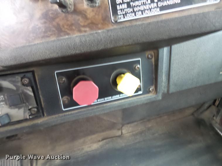 image for item DC4746 1995 Kenworth T450 semi truck