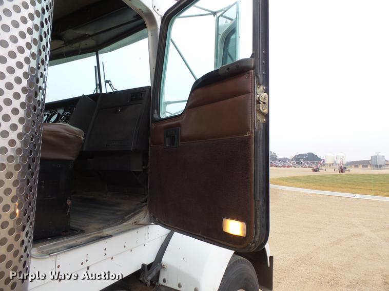 image for item DC4746 1995 Kenworth T450 semi truck