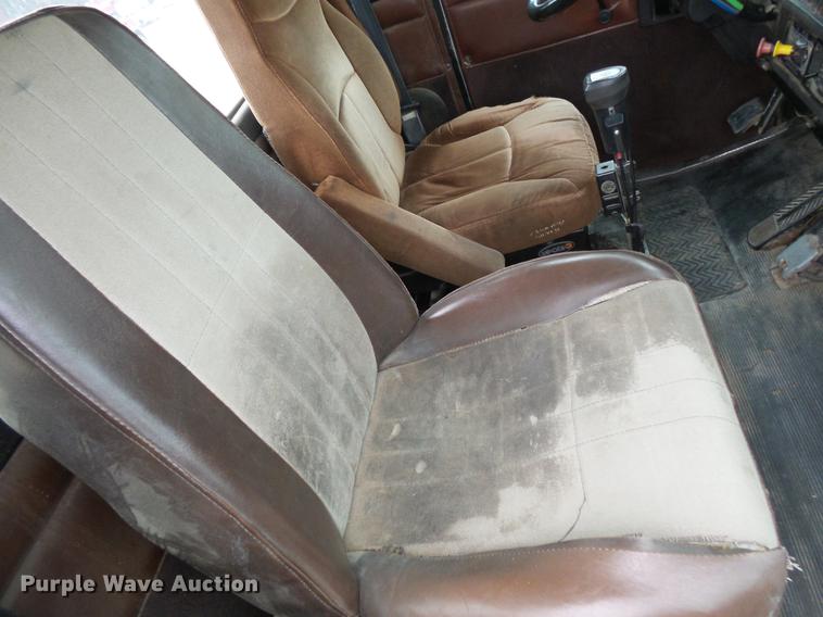 image for item DC4746 1995 Kenworth T450 semi truck