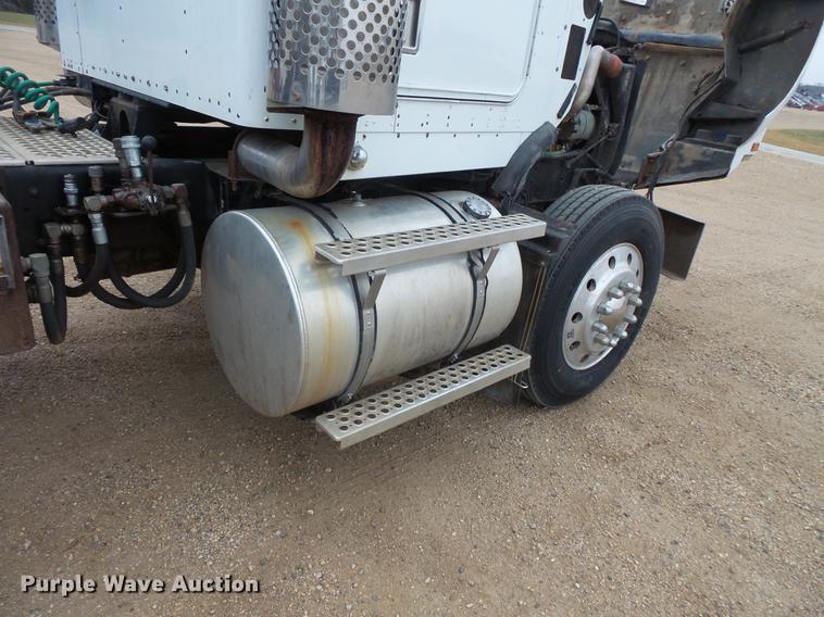 image for item DC4746 1995 Kenworth T450 semi truck