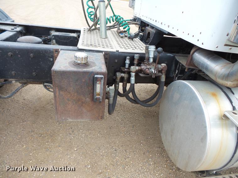 image for item DC4746 1995 Kenworth T450 semi truck