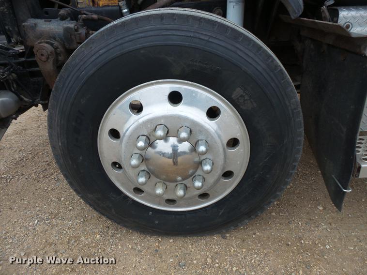 image for item DC4746 1995 Kenworth T450 semi truck