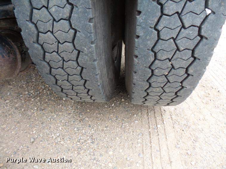 image for item DC4746 1995 Kenworth T450 semi truck