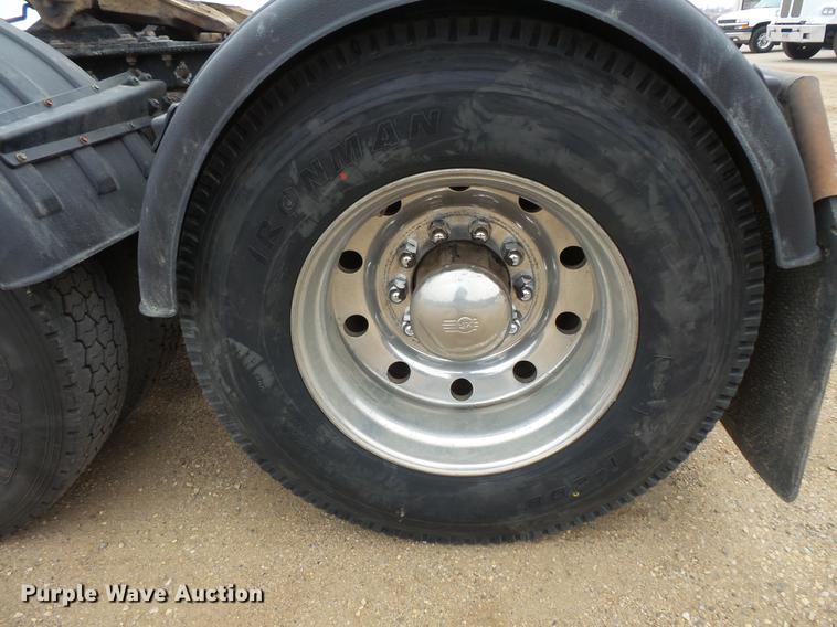 image for item DC4746 1995 Kenworth T450 semi truck