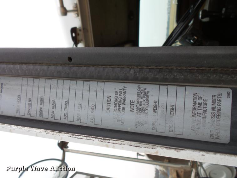 image for item DC4746 1995 Kenworth T450 semi truck