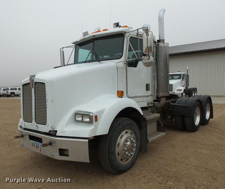 image for item DC4747 1995 Kenworth T450 semi truck