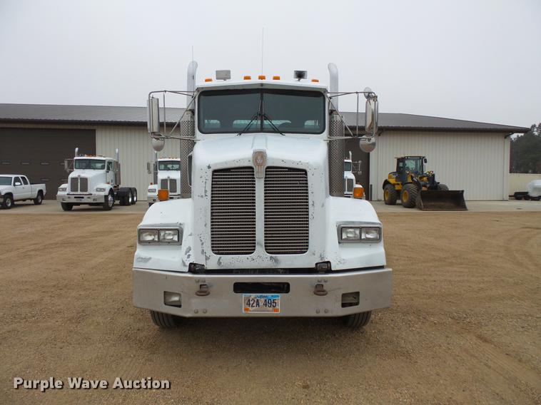 image for item DC4747 1995 Kenworth T450 semi truck