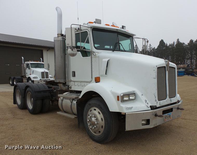 image for item DC4747 1995 Kenworth T450 semi truck