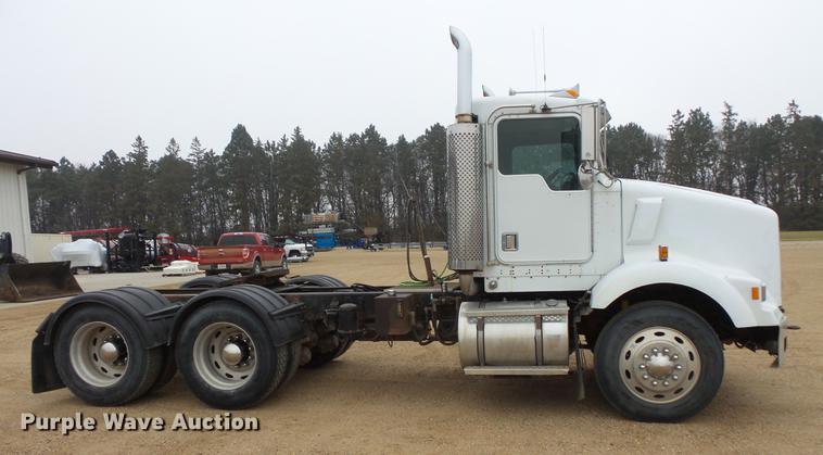 image for item DC4747 1995 Kenworth T450 semi truck