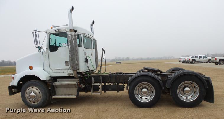 image for item DC4747 1995 Kenworth T450 semi truck