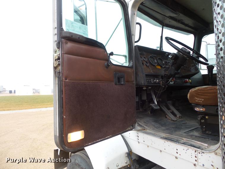 image for item DC4747 1995 Kenworth T450 semi truck