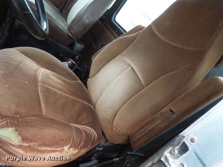 image for item DC4747 1995 Kenworth T450 semi truck