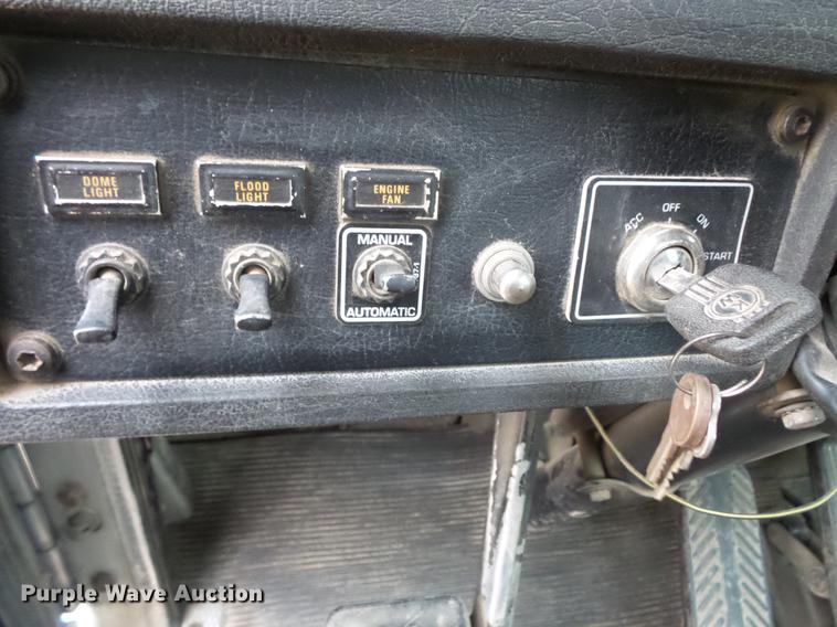 image for item DC4747 1995 Kenworth T450 semi truck