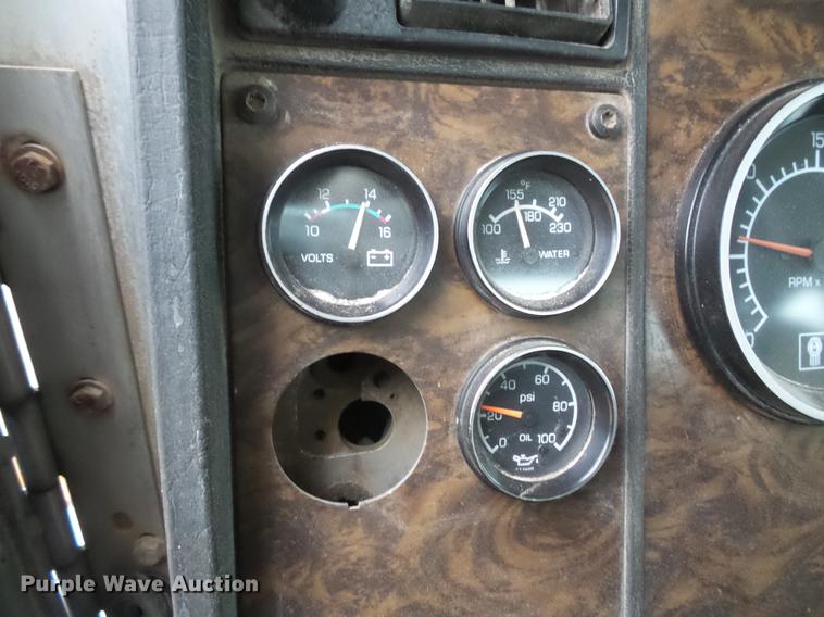 image for item DC4747 1995 Kenworth T450 semi truck