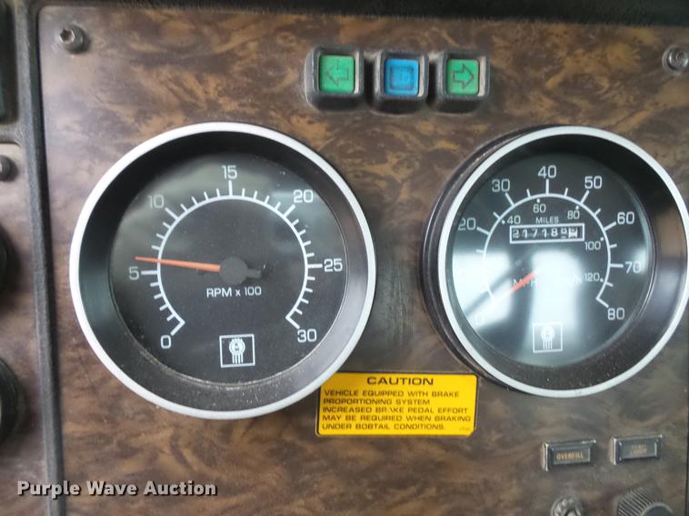 image for item DC4747 1995 Kenworth T450 semi truck