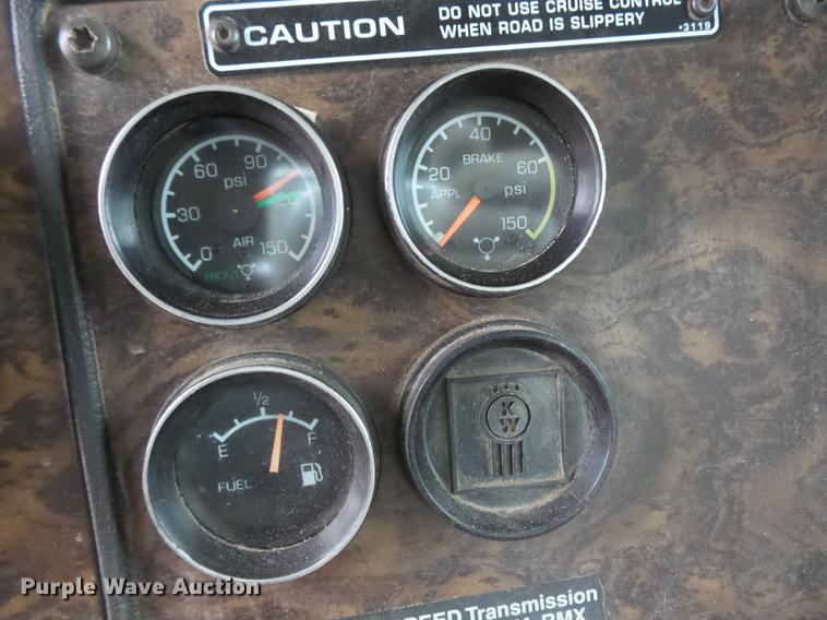 image for item DC4747 1995 Kenworth T450 semi truck