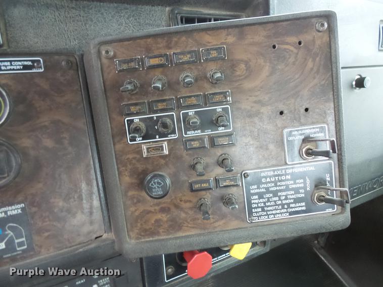 image for item DC4747 1995 Kenworth T450 semi truck