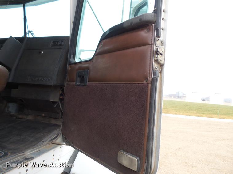 image for item DC4747 1995 Kenworth T450 semi truck