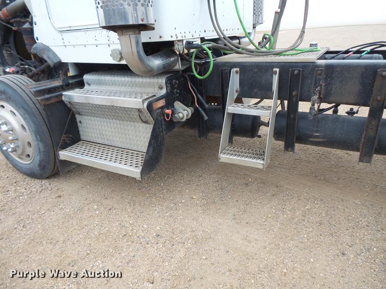 image for item DC4747 1995 Kenworth T450 semi truck