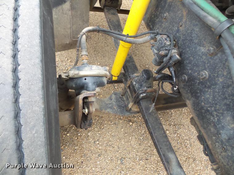 image for item DC4747 1995 Kenworth T450 semi truck