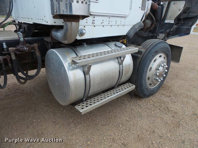 image for item DC4747 1995 Kenworth T450 semi truck