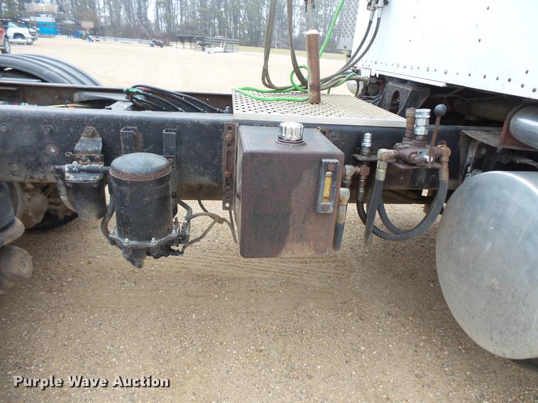 image for item DC4747 1995 Kenworth T450 semi truck