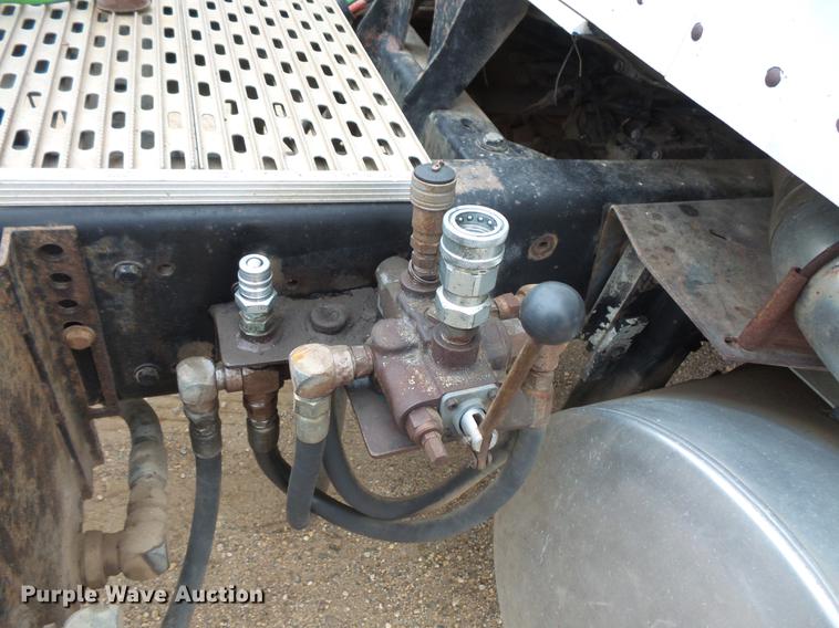 image for item DC4747 1995 Kenworth T450 semi truck