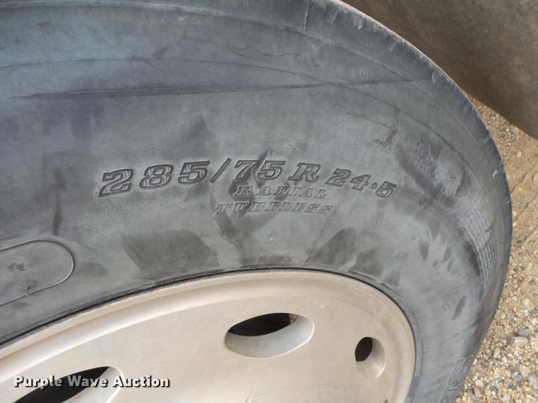 image for item DC4747 1995 Kenworth T450 semi truck