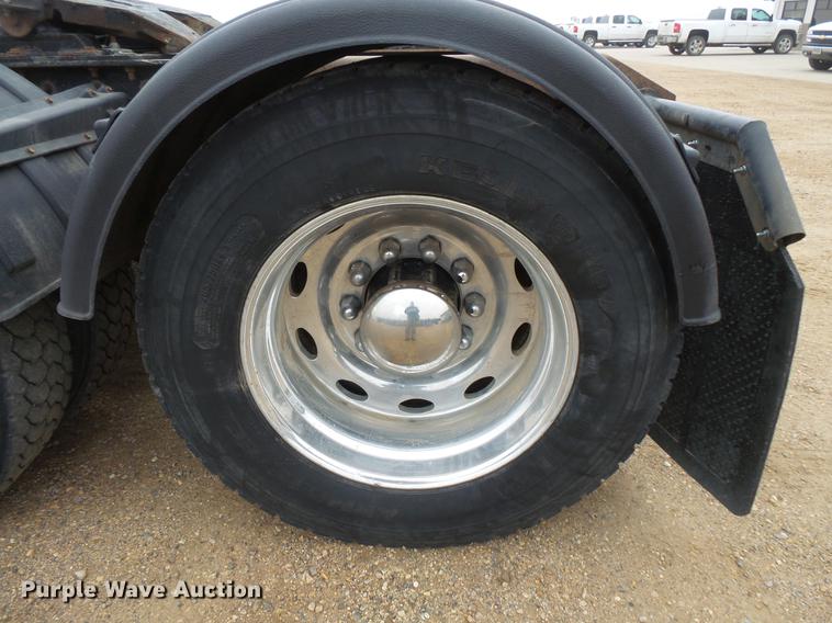 image for item DC4747 1995 Kenworth T450 semi truck