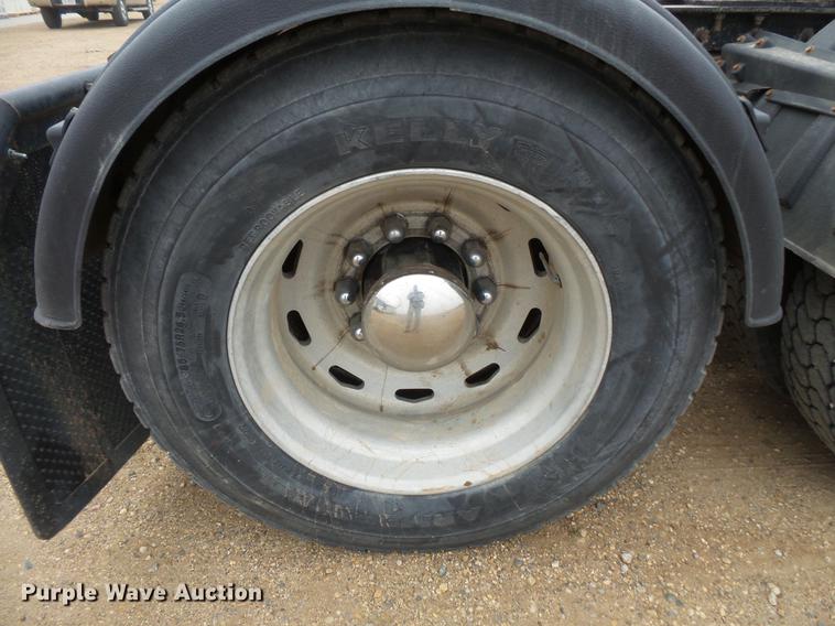 image for item DC4747 1995 Kenworth T450 semi truck