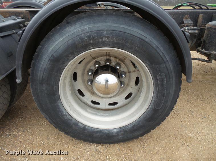 image for item DC4747 1995 Kenworth T450 semi truck