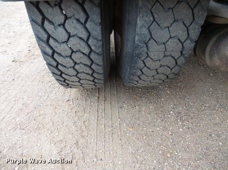 image for item DC4747 1995 Kenworth T450 semi truck