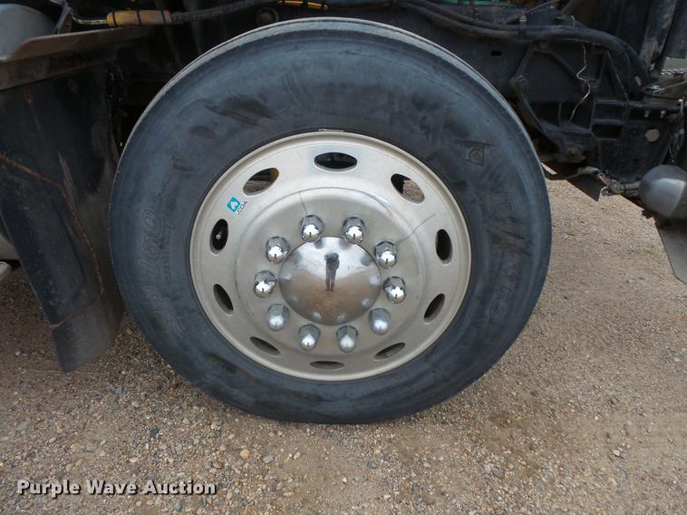 image for item DC4747 1995 Kenworth T450 semi truck