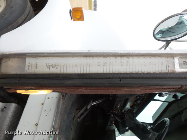 image for item DC4747 1995 Kenworth T450 semi truck